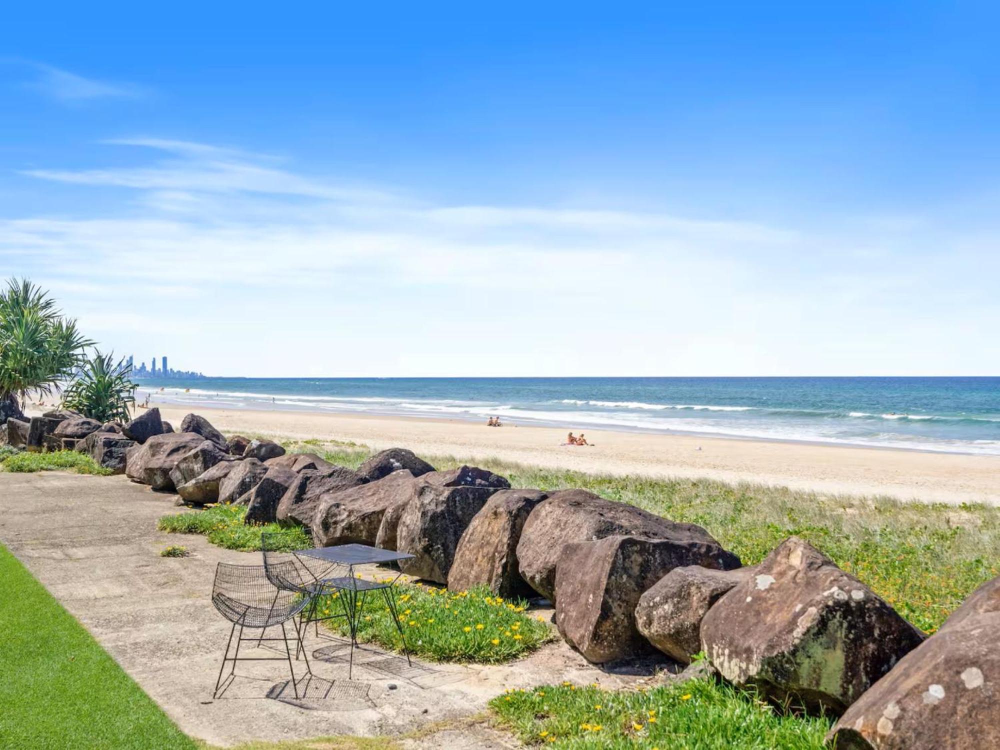Palm Breeze - Hosted By Burleigh Letting * Gold Coast