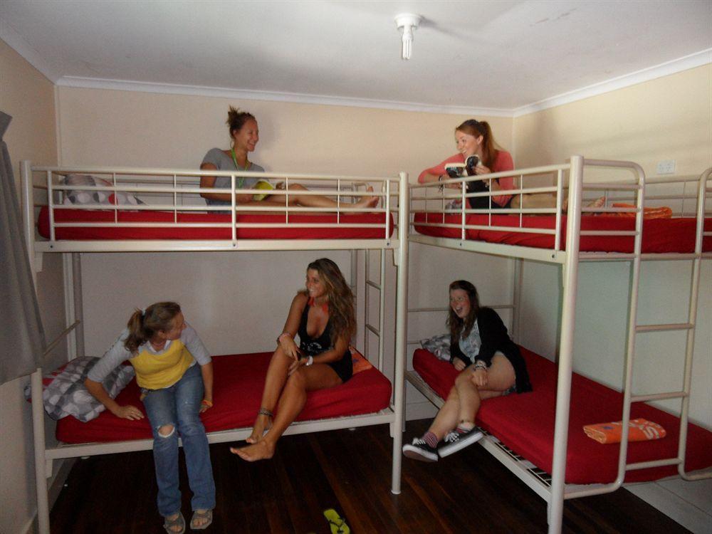 Backpackers In Paradise 18-35 *