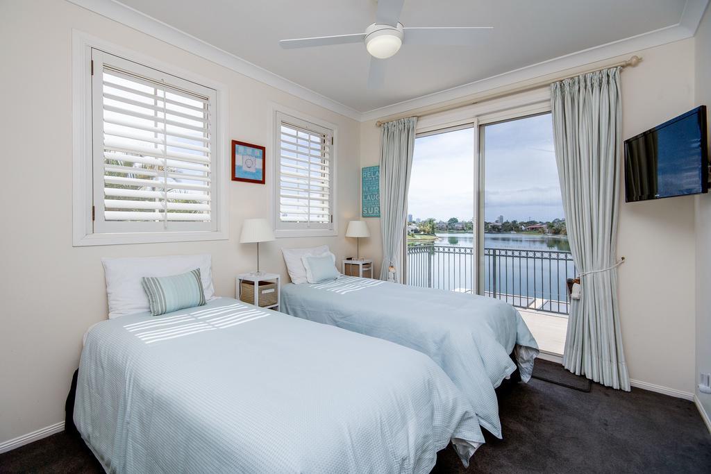 Broadbeach Waterfront Holiday House * Gold Coast