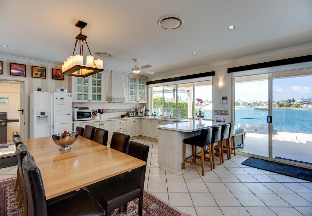 Broadbeach Waterfront Holiday House Holiday home