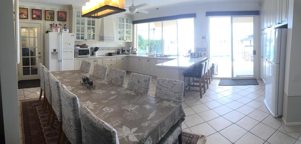 Broadbeach Waterfront Holiday House Gold Coast