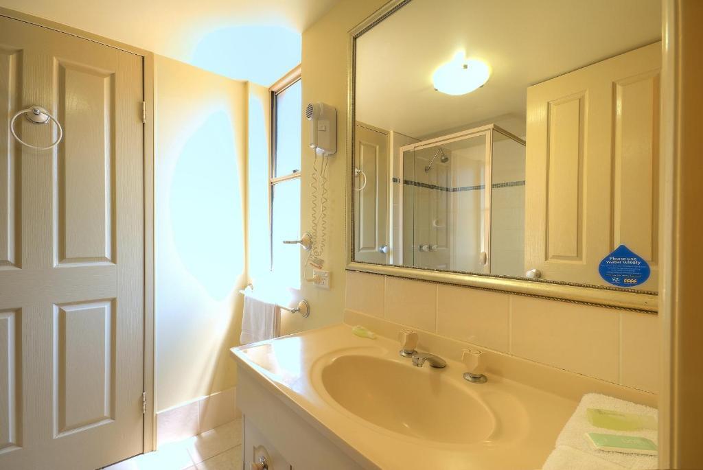 Bila Vista Kirra Beachside Aparthotel 3*