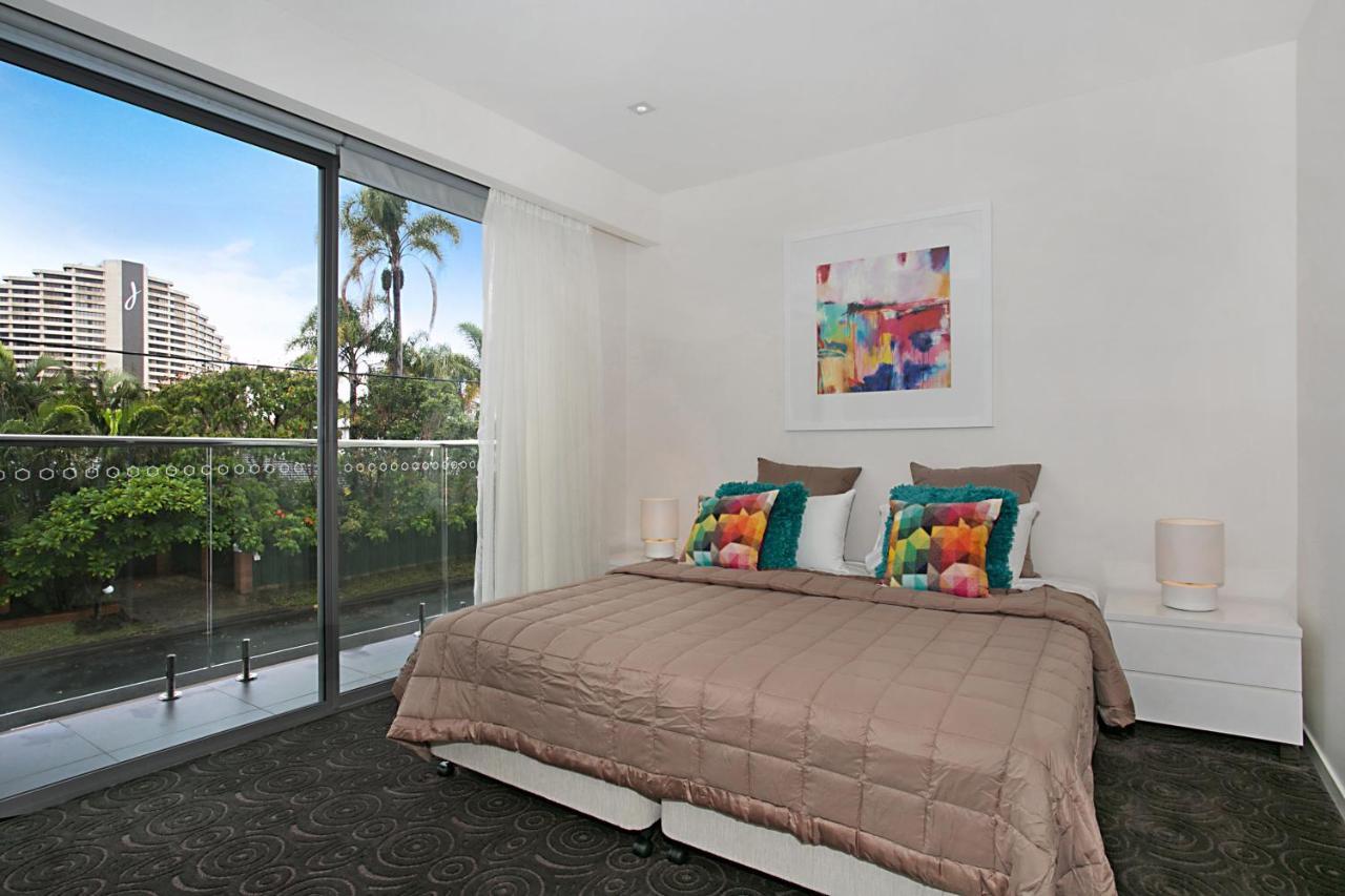 Luxe On Lotus * Gold Coast