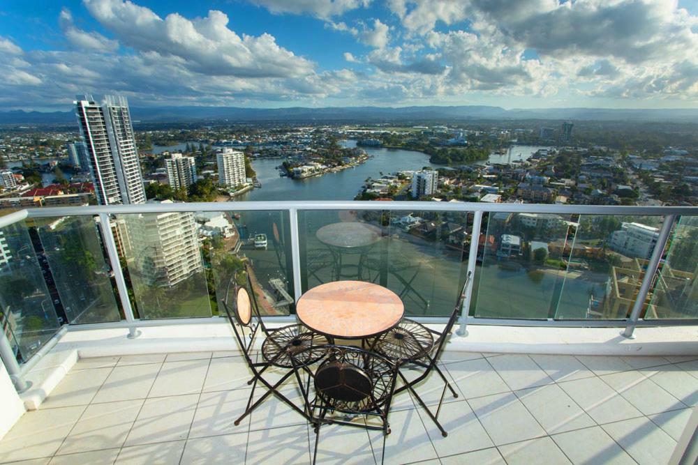 Chevron Renaissance - Private Apartment