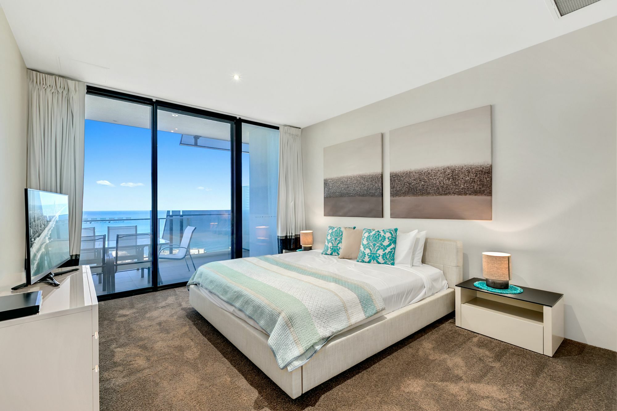 - Circle On Cavill Apartment