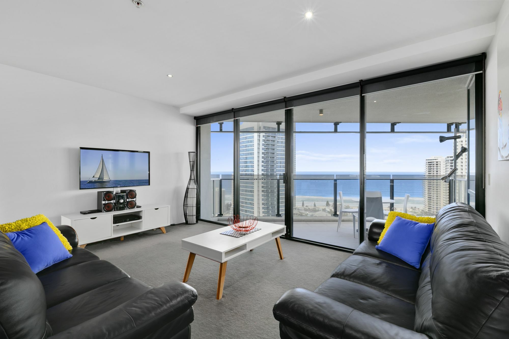 - Circle On Cavill Apartment