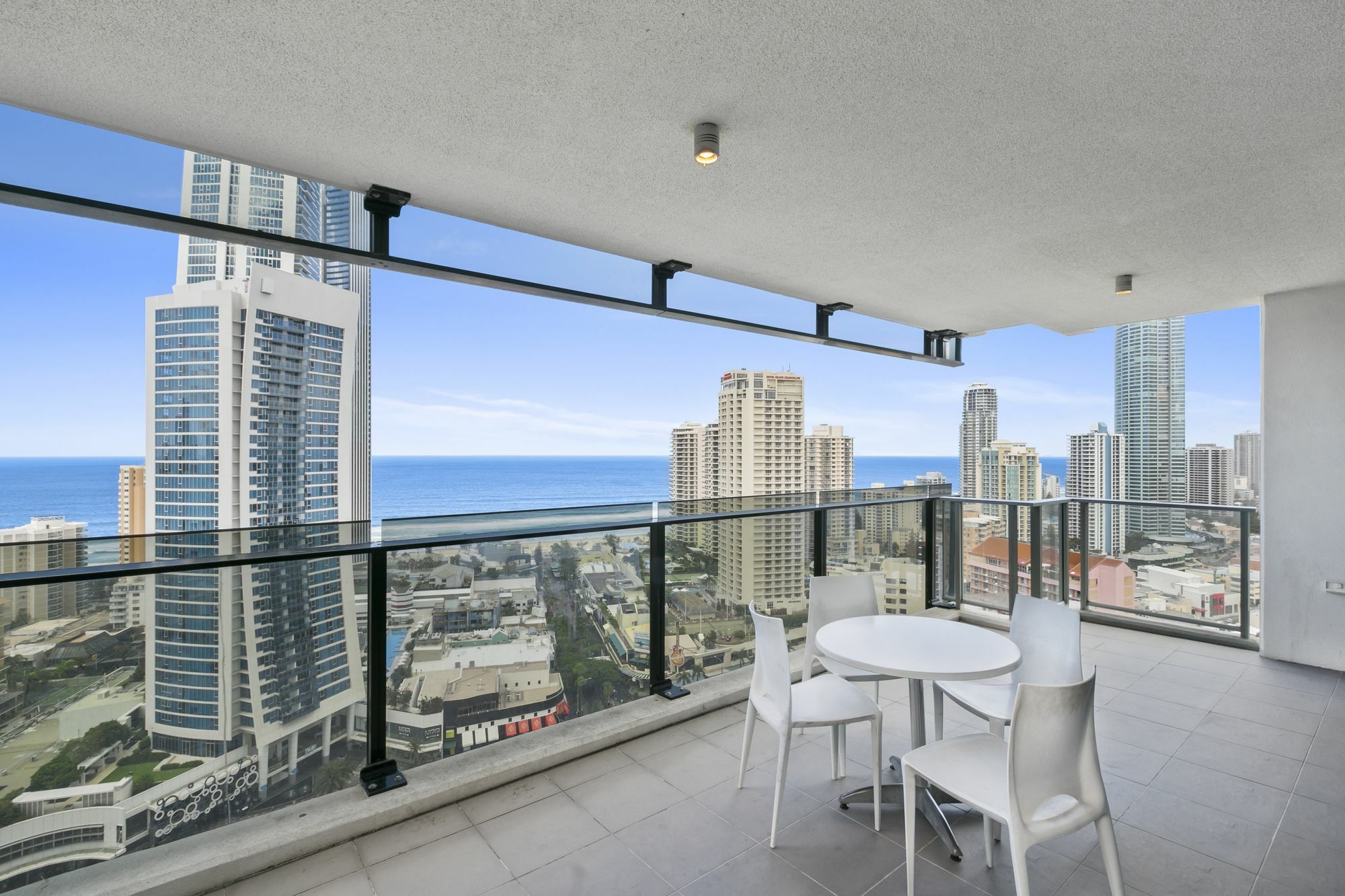 - Circle On Cavill Apartment *