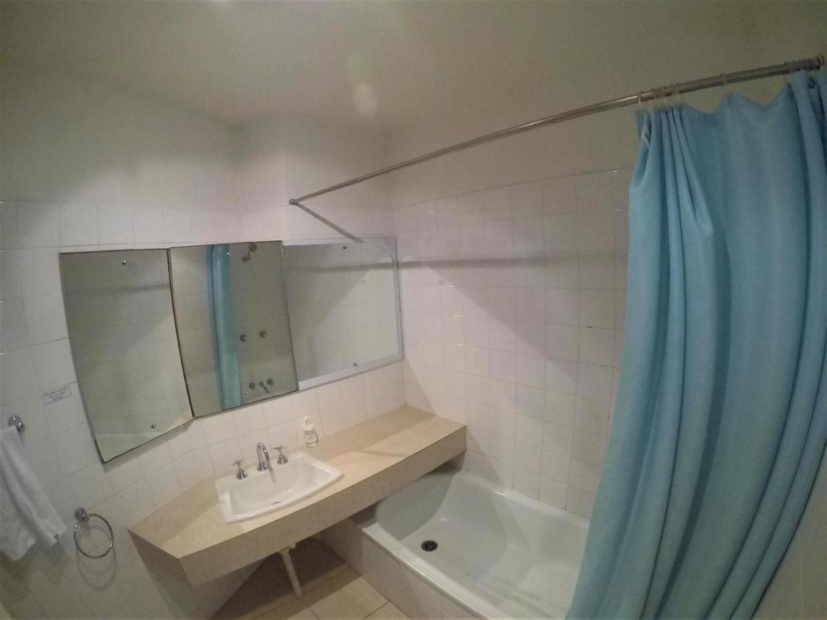 Aloha Surfers Paradise! Apartment